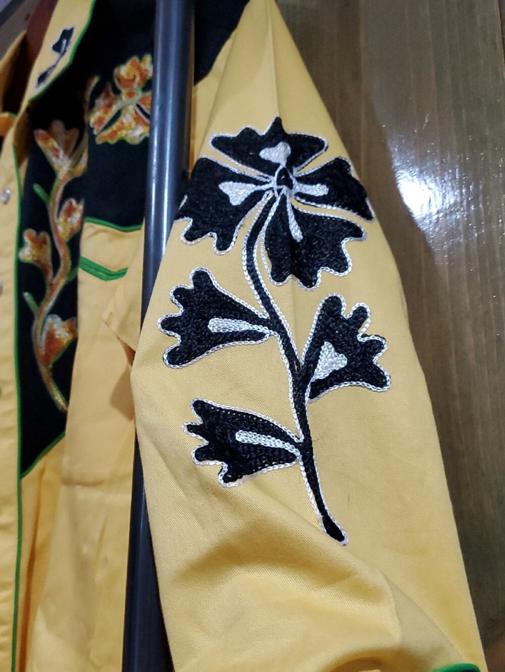 Yellow Embroidered Western Button-Down Shirt Black Yoke Rodeo Bull Horses Ranch - Picture 4 of 8